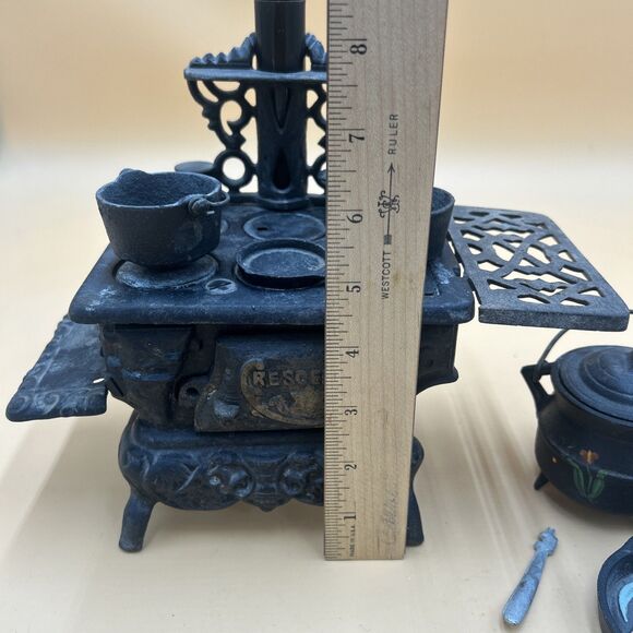 Vintage CRESCENT Cast Iron Salesman Sample Miniature Stove & Accessories - Picture 3 of 9